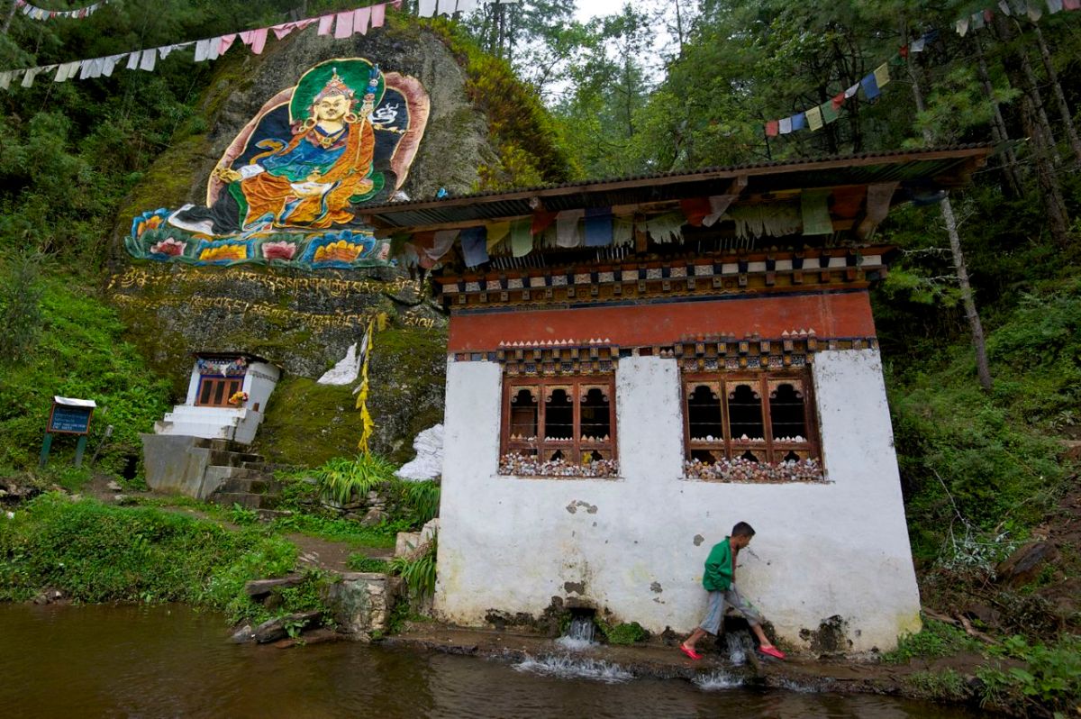 A surprise painting at a turn in the road